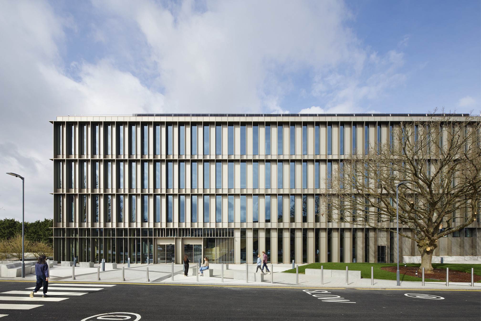 Second image of University of Warwick’s Interdisciplinary Biomedical Research Building facing view